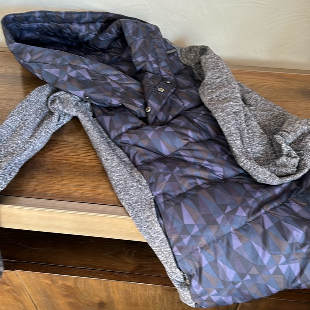 Lululemon down and rulu hoodie top. size 4.. EUC